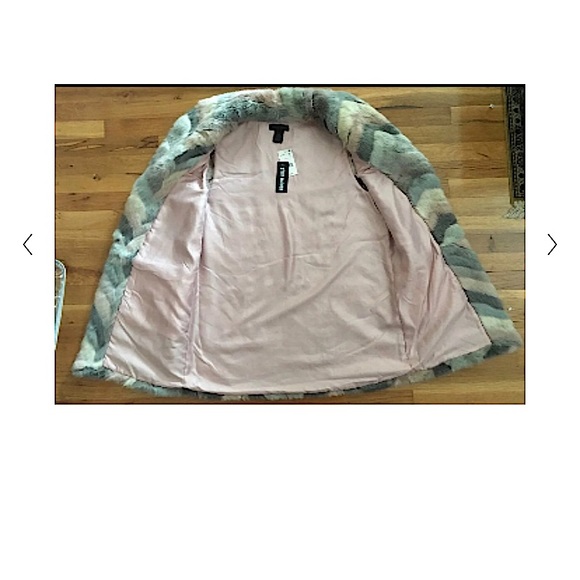 Steve Madden Faux Fur Vest ( Free Shirt inside this purchase) - Picture 6 of 6